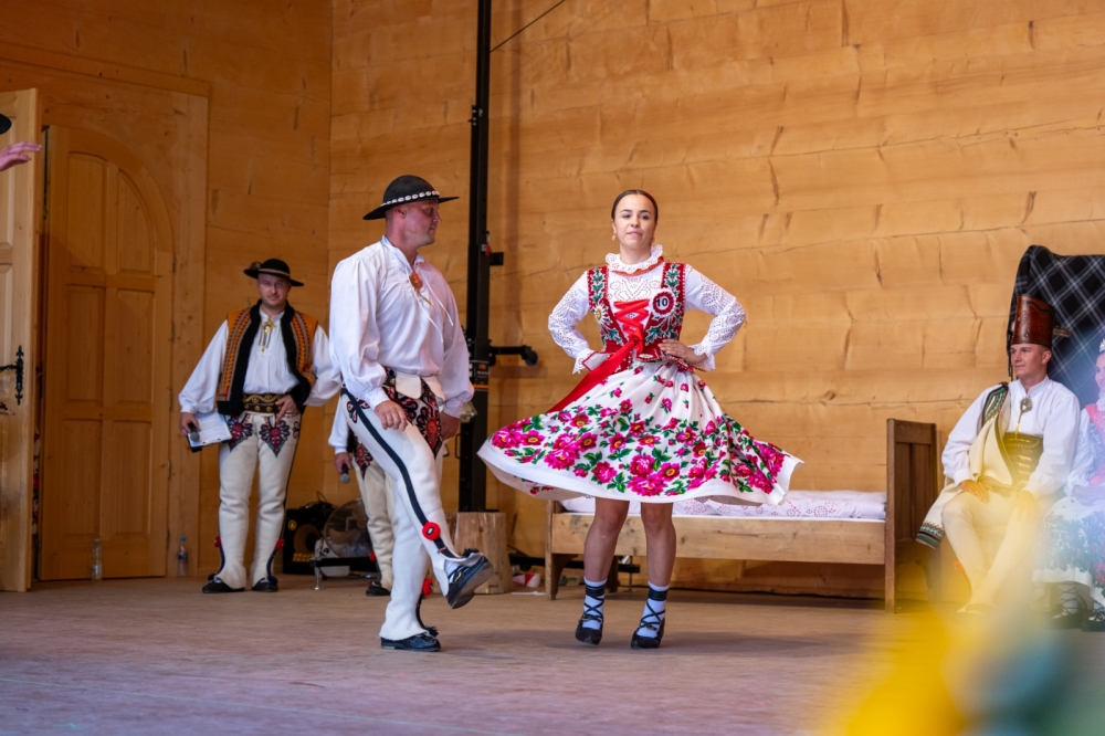 Zasznurowane kierpce i gorsety - można zacząć tańce (zdjęcia)