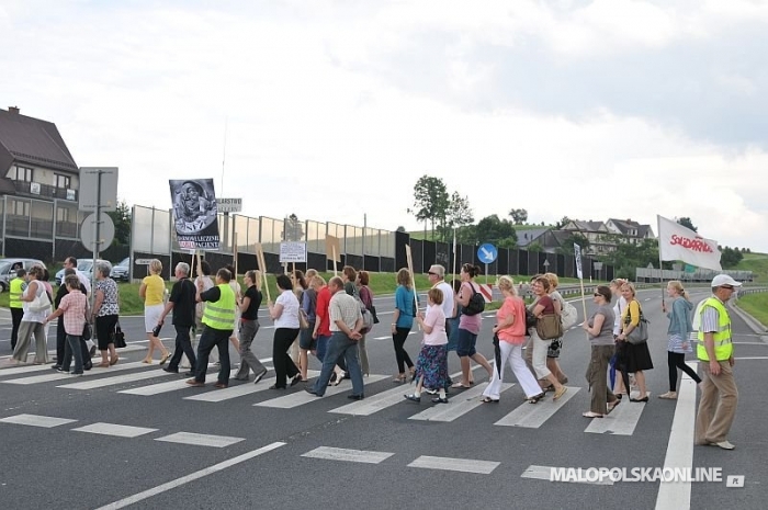Blokada "zakopianki" w Chabówce - protest przeciwko krakowskiemu NFZ