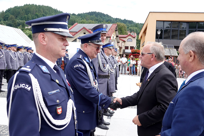 Policjanci świętowali na muszyńskim rynku (zdjęcia)