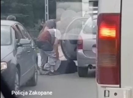 Tak pijany, że wypadł z samochodu (video)