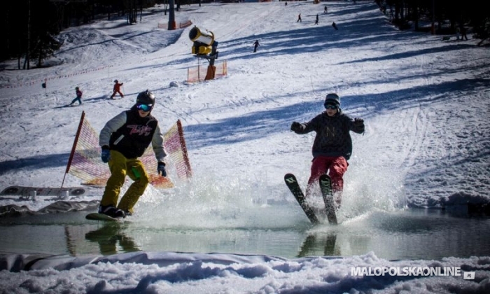 Przez basen… na nartach!