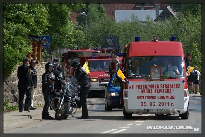 VII pielgrzymka strażacka. Jadą samochodami bojowymi i motocyklami (zdjęcia)