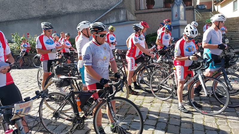 Rowerzyści pokonują kolejne kilometry – góralska pielgrzymka już w Trzebnicy (zdjęcia)