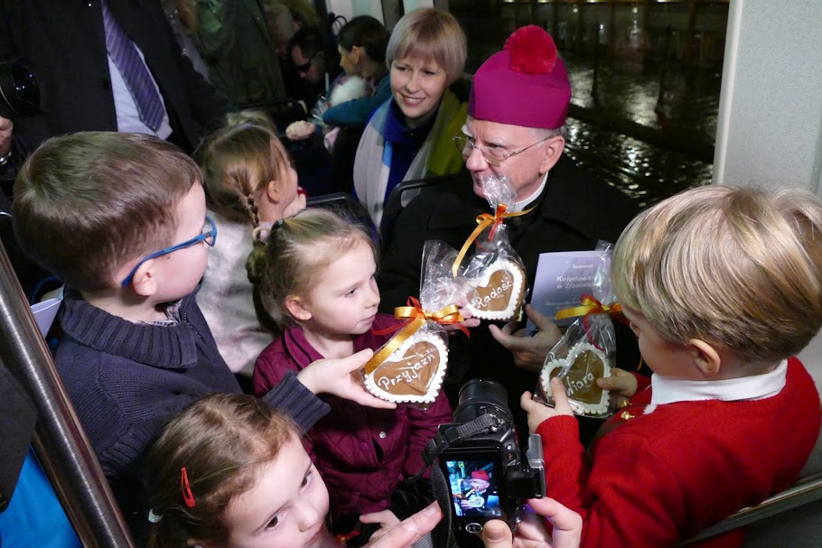 Krakowianie kolędowali w tramwaju z... arcybiskupem Markiem Jędraszewskim 