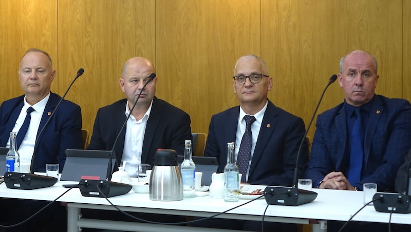 O inwestycjach i nowych projektach na sesji Rady Powiatu Nowosądeckiego (zdjęcia)