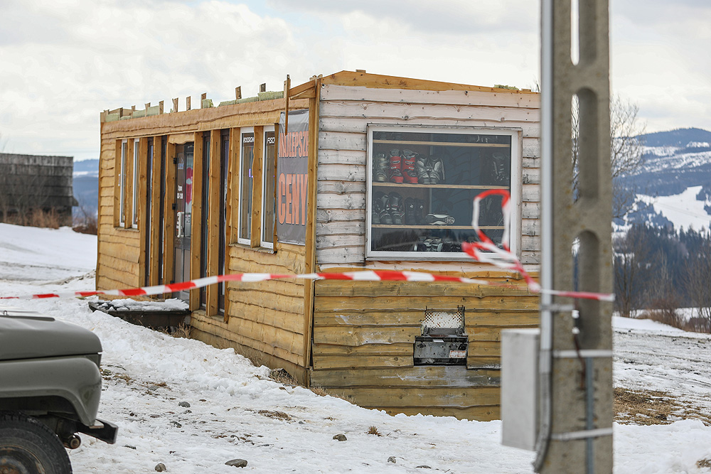 Tragiczny wypadek w Bukowinie Tatrzańskiej. Wiatr zerwał dach. Dwie osoby nie żyją (zdjęcia)