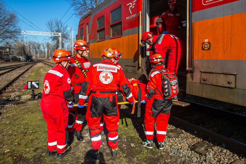 Ćwiczenia ratownicze po symulowanym wypadku kolejowym (zdjęcia)
