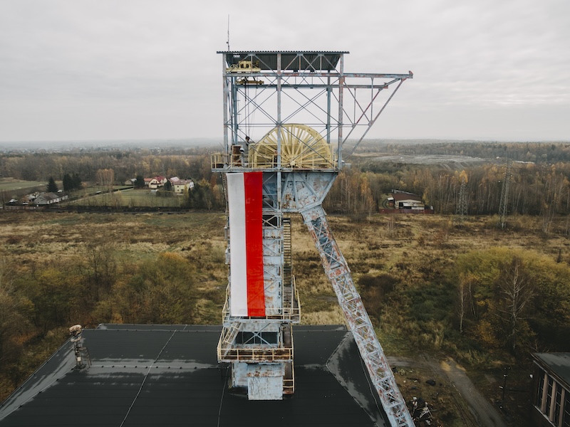 Hołd dla Niepodległej – biało-czerwona flaga na szybie kopalni (video)
