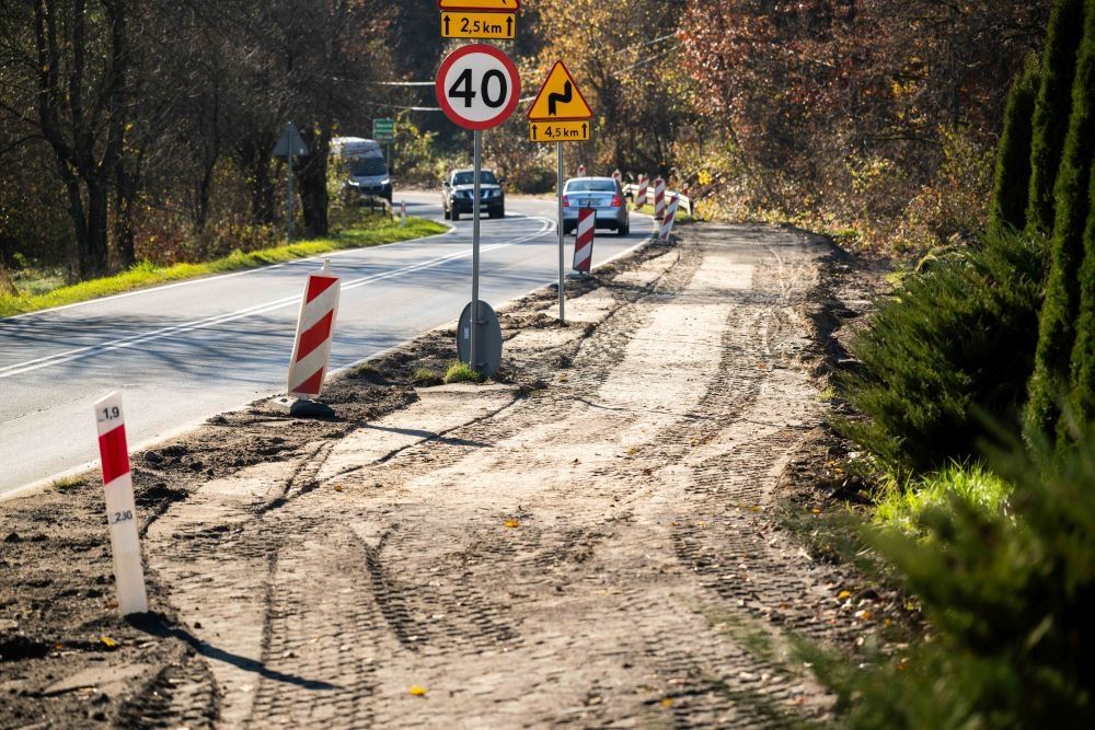 Rowerem w kierunku Jeziora Rożnowskiego