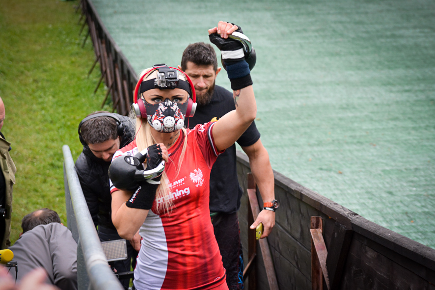 Trzykrotnie weszła z ciężarkami na Wielką Krokiew i pobiła Rekord Guinnessa (zdjęcia)