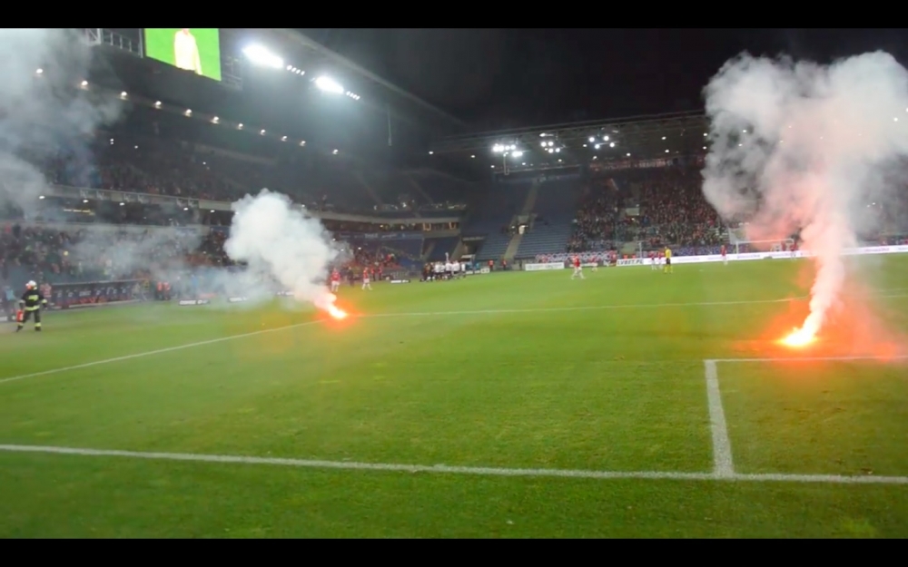 Przerwany mecz Wisły z Sandecją. Sądeccy kibice zdemolowali stadion.