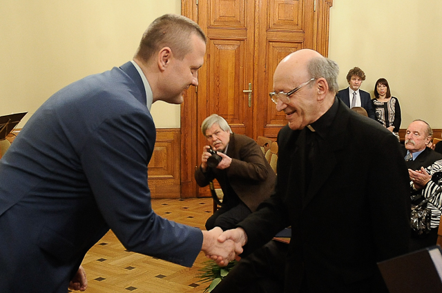 Ks. prof. Michał Heller odznaczony