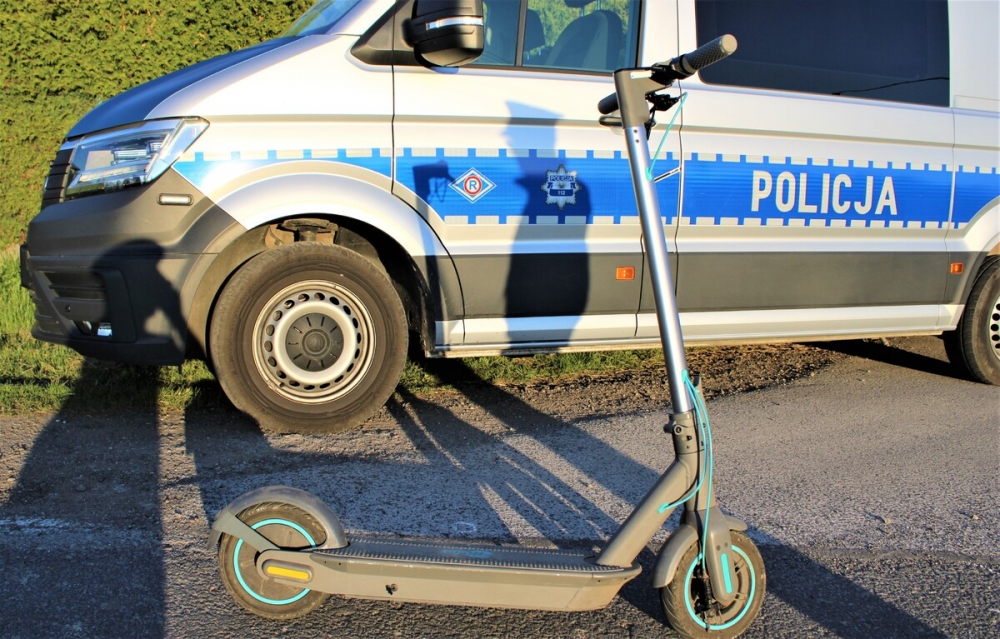 Czterech nastolatków zatrzymanych podczas jazdy hulajnogami elektrycznymi