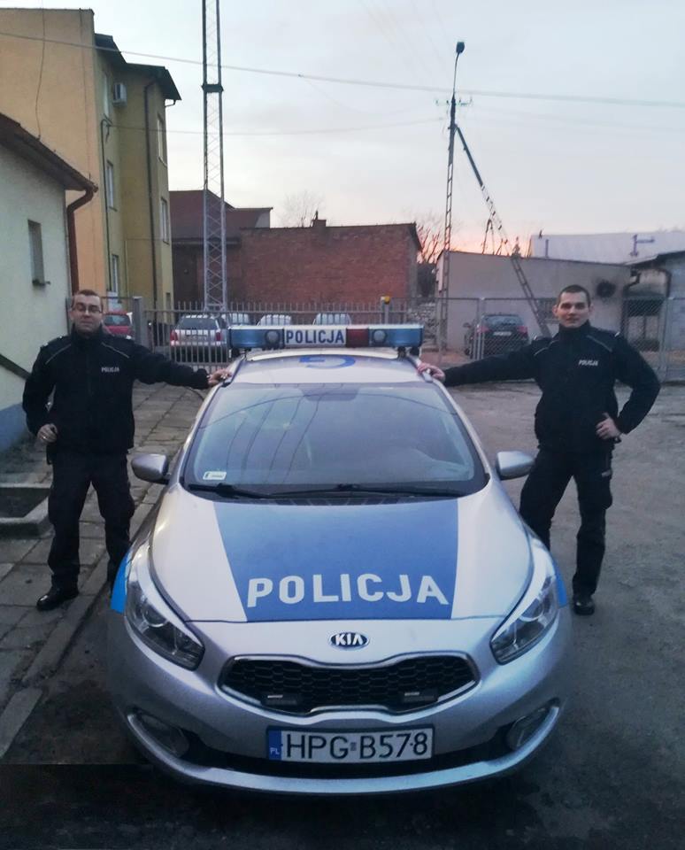 Policjanci oraz strażnik więzienny ratowali życie kierowcy