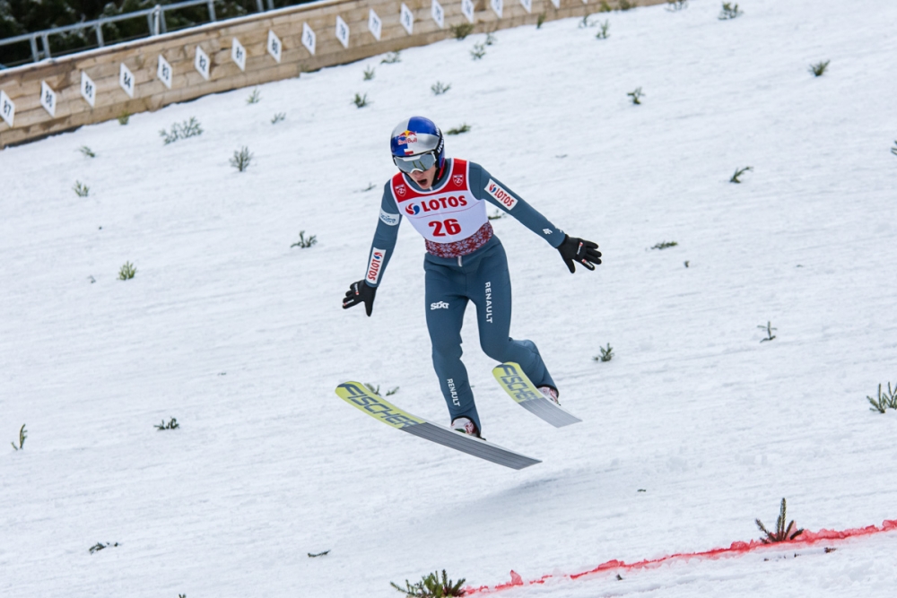 Skoki: Maciej Kot wypada z podium o 0,1 punktu, a Aleksander Zniszczoł zdyskwalifikowany po pierwszej serii
