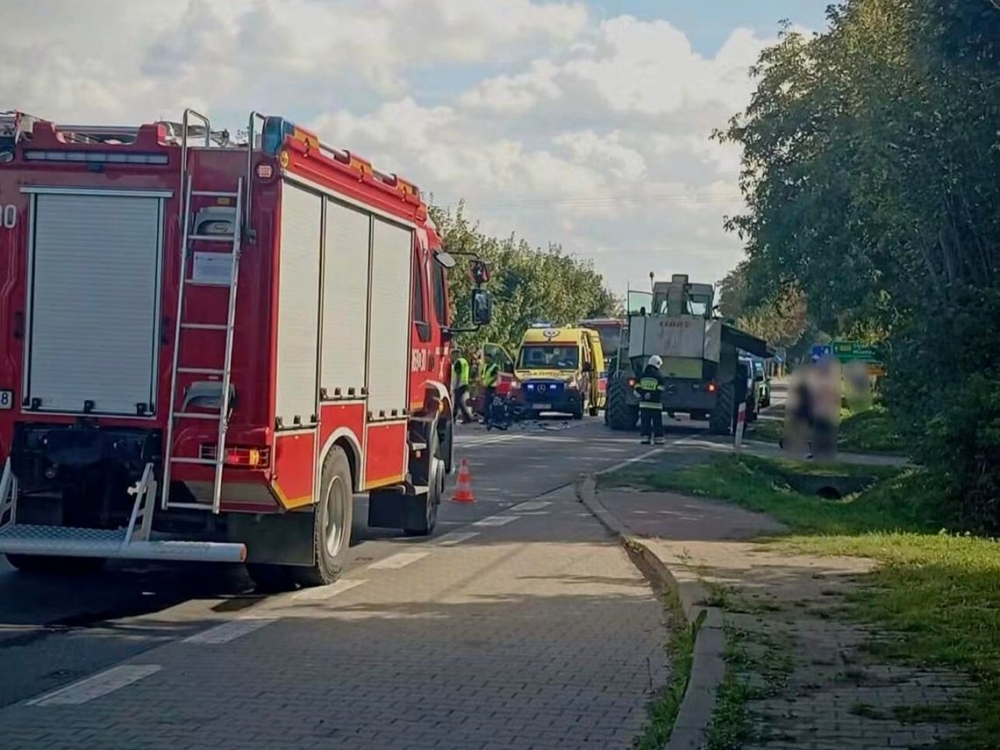 Nie żyje 49-letni motocyklista, który zderzył się z sieczkarnią