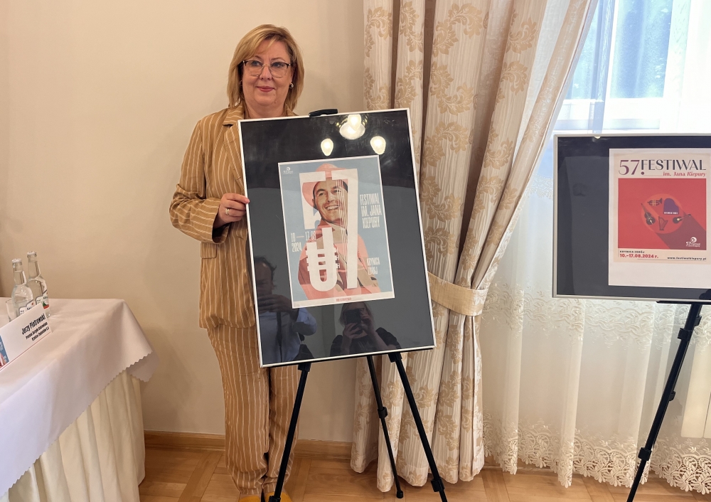 Dyrektor Centrum Kultury Marta Mordarska prezentuje plakat  57. Festiwalu im. Jana Kiepury