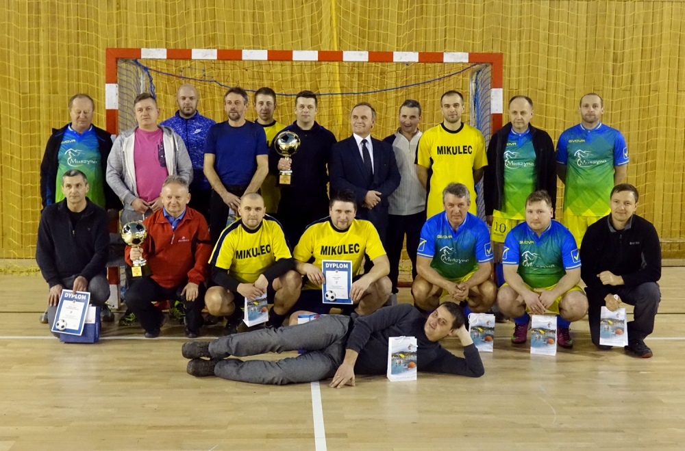 Drużyna Starostwa na podium (zdjęcia)