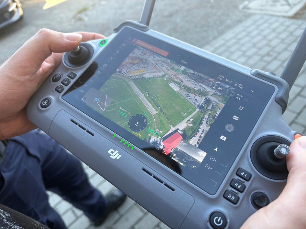 Policyjny dron podczas derbów. Funkcjonariusze zidentyfikowali osoby odpalające pirotechnikę