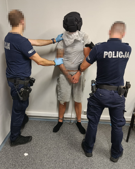 Grozili ochroniarzom niebezpiecznymi przedmiotami. Policja zatrzymała dwóch mężczyzn