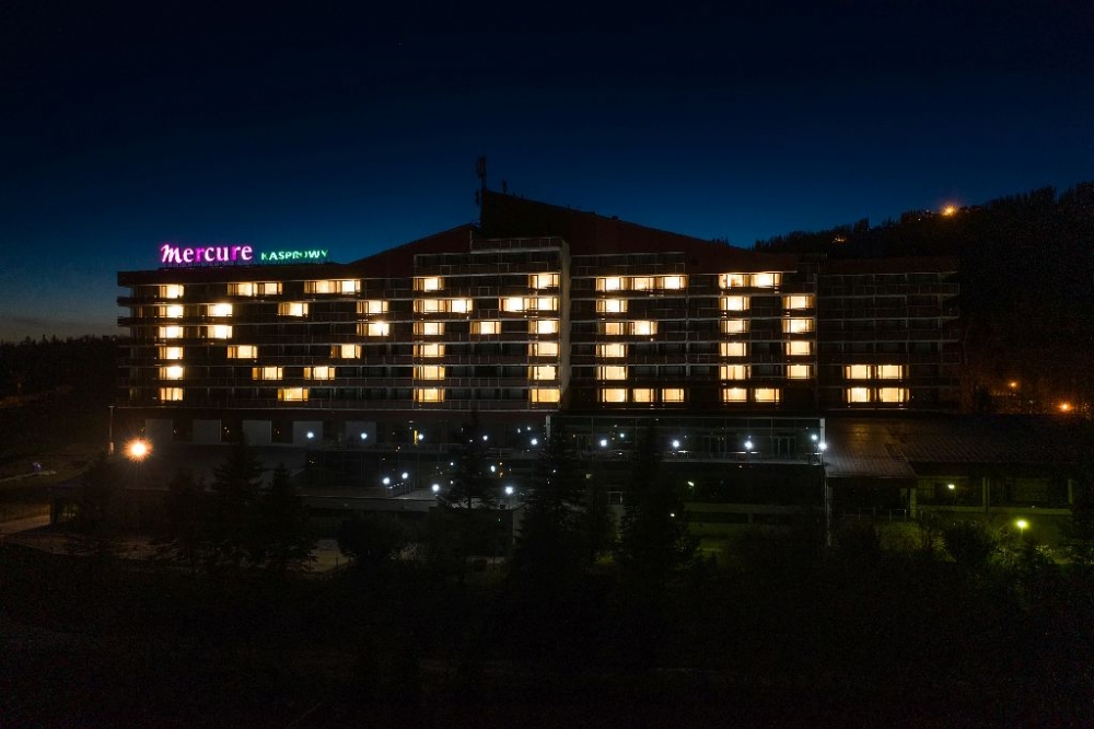 Na Hotelu Kasprowy znów pojawił się napis. Tym razem to "LOVE MED"