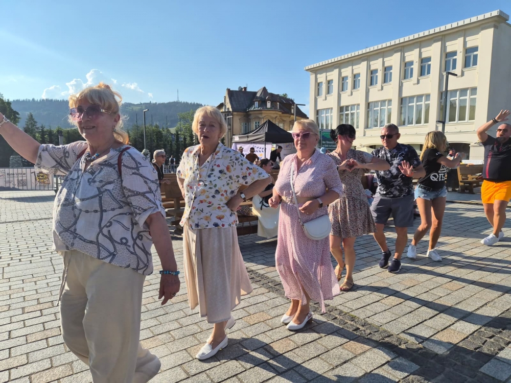 Seniorzy opanowali parkiet pod gołym niebem (zdjęcia)