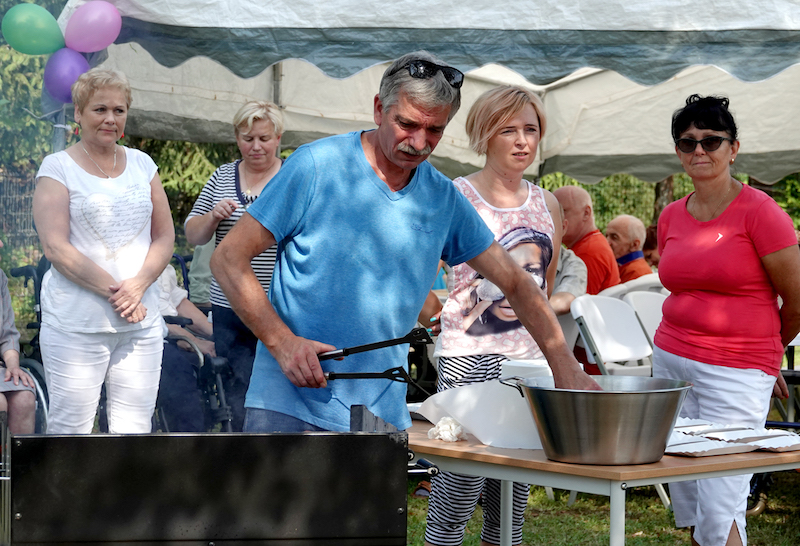 Wielkie grillowanie w DPS w Klęczanach