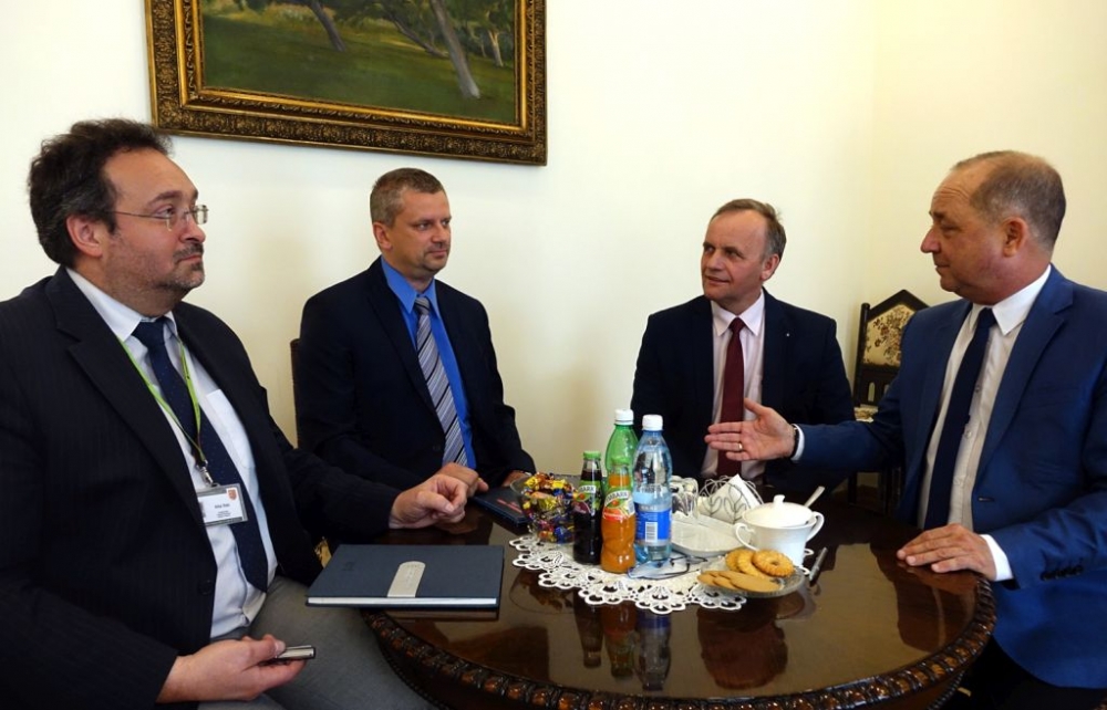 Dwa mecze siatkówki w jednej sali