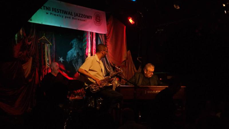 Letni Festiwal Jazzowy w Piwnicy pod Baranami rozpoczął się występem Trio Wojciecha Karolaka (zdj.)