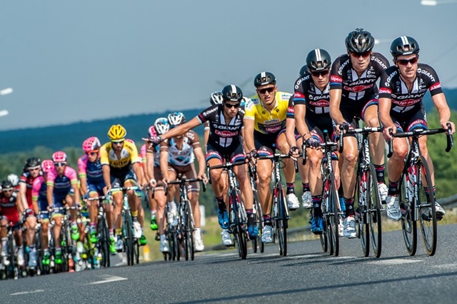 Kolarski peleton Tour de Pologne w Małopolsce