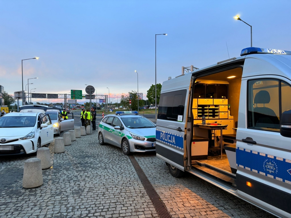 Nocne kontrole przewoźników aplikacji mobilnych