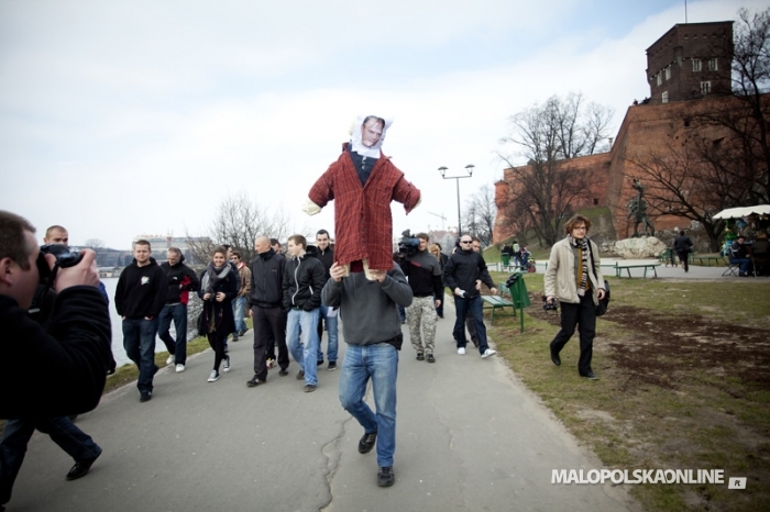 Krakowski "Dzień Gniewu". Młodzi topili kukłę Donalda Tuska (zdjęcia)