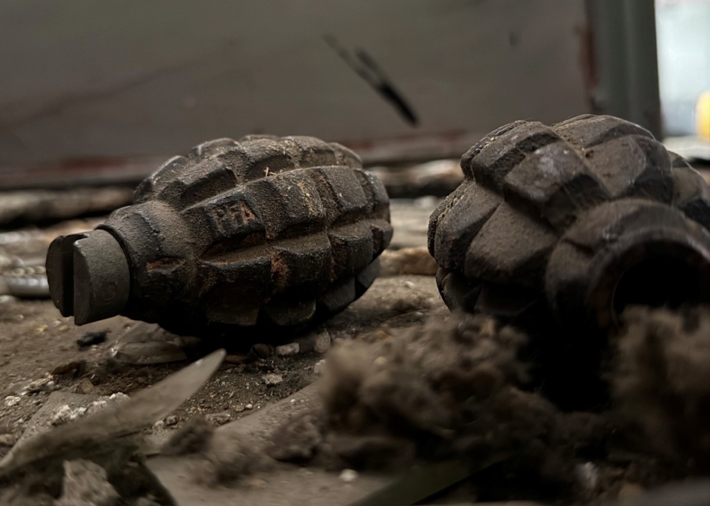 Dwa granaty na lodowisku