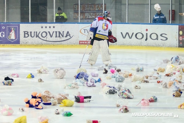 Hokej. MMKS Podhale Nowy Targ – GKS Tychy 2:3. Akcja TEDDY BEAR TOSS (zdj.)