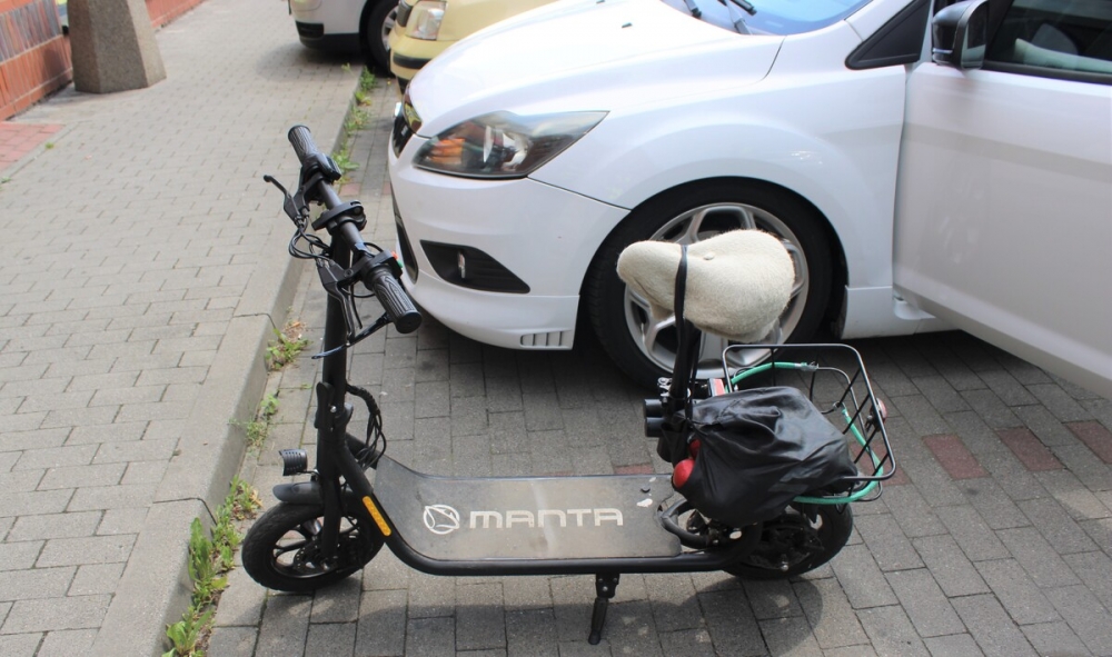 Senior na hulajnodze potrącony na parkingu