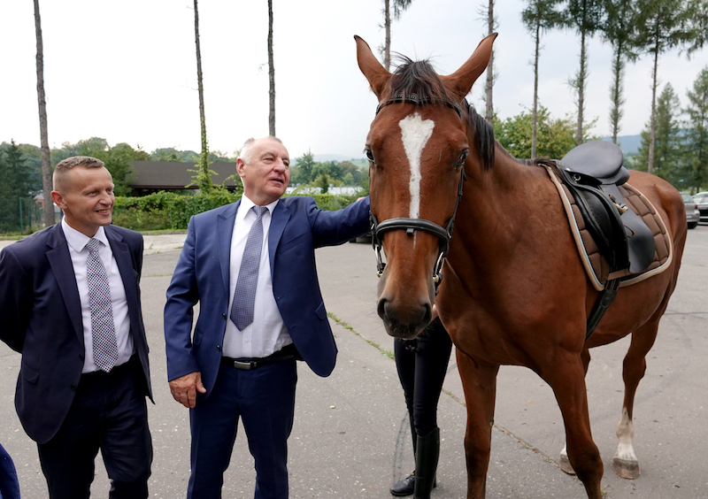 Zespół Szkół Ponadgimnazjalnych w Nawojowej: konie w prezencie dla uczniów!