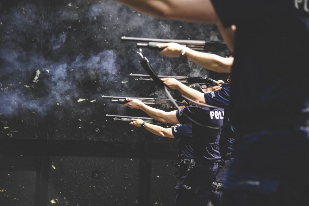 Policjanci na strzelnicy