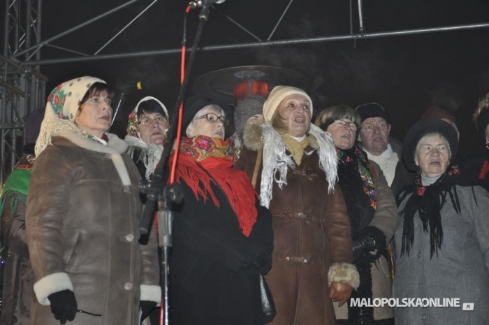 Chóry  „Gorce” i „Jaworczanie” oraz Zespól Pieśni i Tańca „Juhasy” uświetniły Targi Bożonarodzeniowe na nowotarskim Rynku