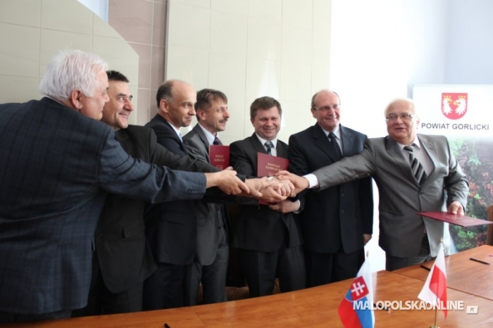 Rusza remont drogi Dębowiec - Cieklin. Podpisano deklarację o przystąpieniu do inwestycji (zdjęcia)