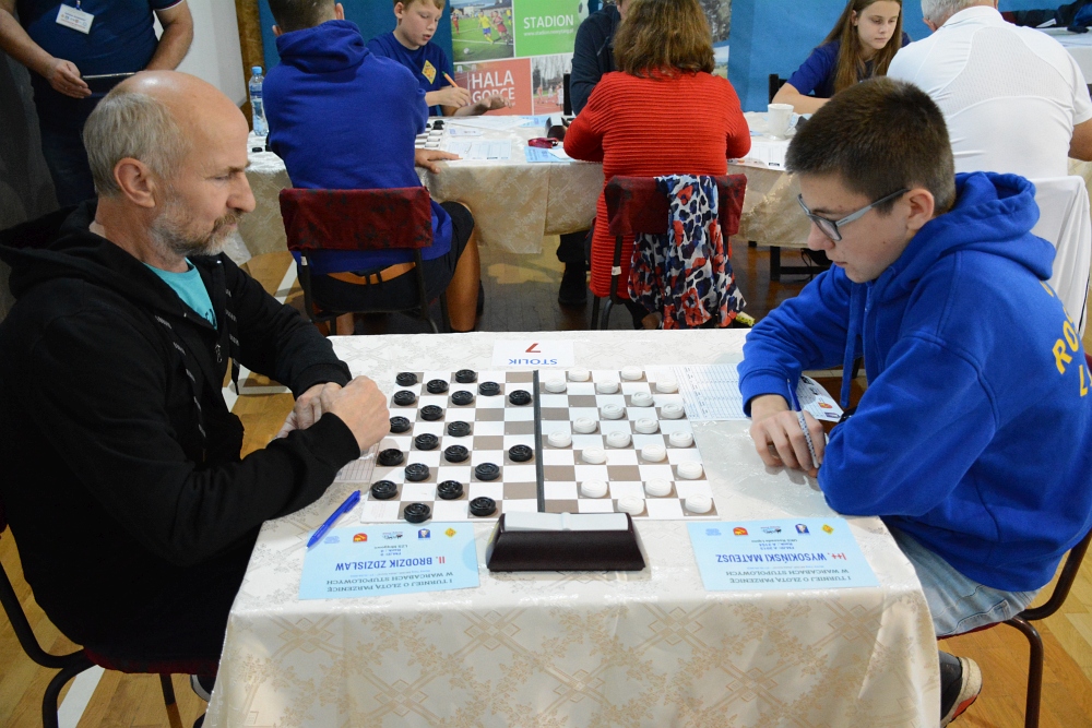 Na Podhalu rozgrywany jest turniej w warcabach polskich, czyli stupolowych (zdjęcia)