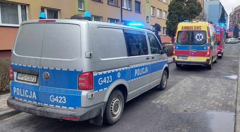 Dzielnicowi wyważyli drzwi do mieszkania, uratowali seniorkę