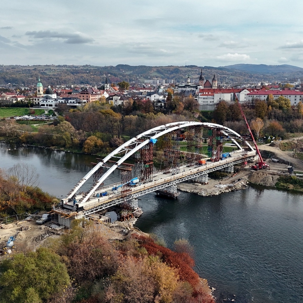 Łuk nowego mostu kolejowego w Nowym Sączu