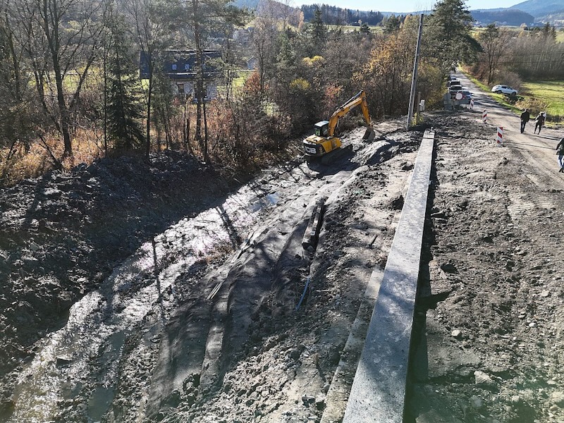 Konstrukcje żelbetowe zabezpieczą osuwisko i przepust (zdjęcia)