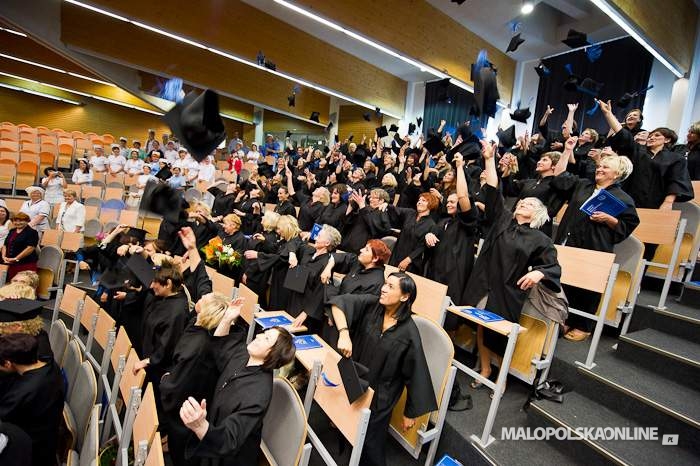 Birety w górę! Kolejni studenci PPWSZ zakończyli naukę (zdjęcia)