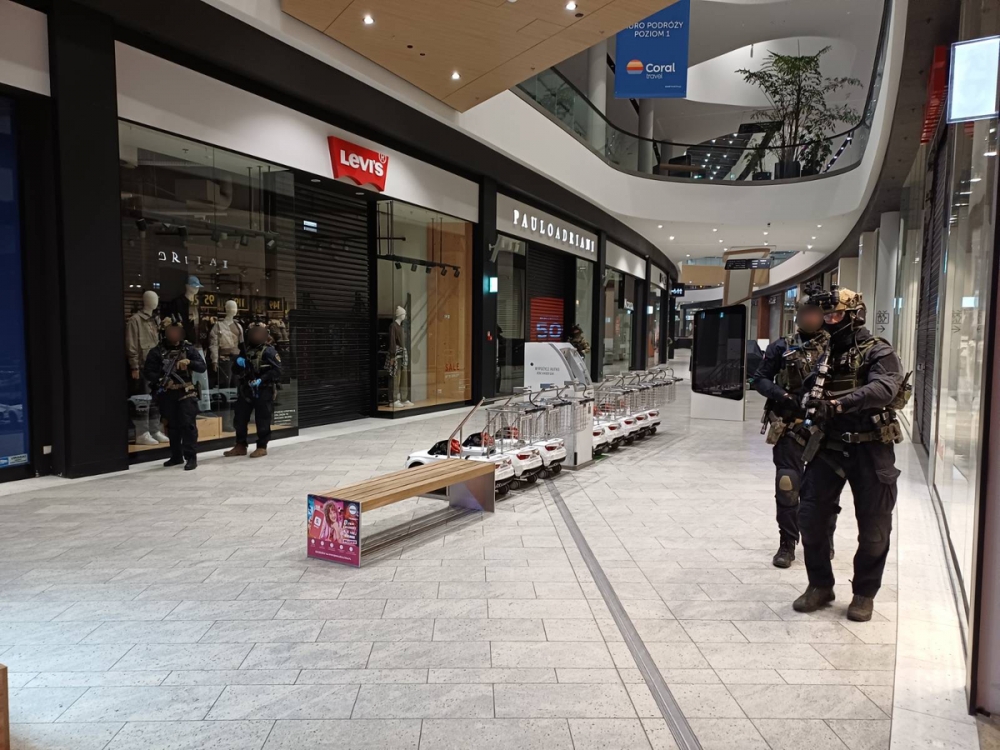 Ćwiczenia policyjnych kontrterrorystów w galerii handlowej