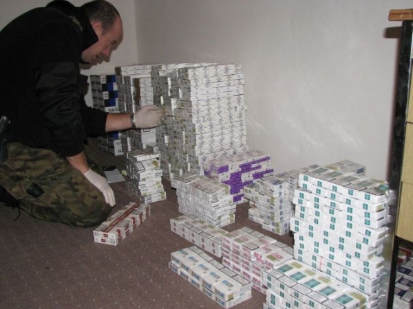 Nie popiją, nie popalą - straż graniczna skonfiskowała przemycone z Ukrainy papierosy i alkohol