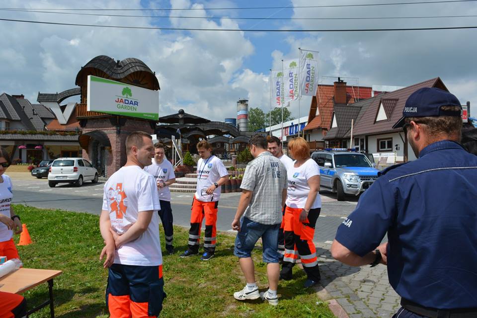 Nowotarscy policjanci wspólnie ze studentami ratownictwa medycznego wskazują drogę do bezpieczeństwa