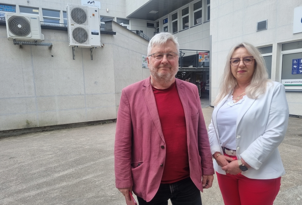 Niegospodarność i wielkie zarobki pani prezes. Gorąca konferencja przed Spółdzielnią Mieszkaniową