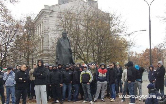 Górale na wiecu przeciw próbie zasłonięcia pomnika Romana Dmowskiego