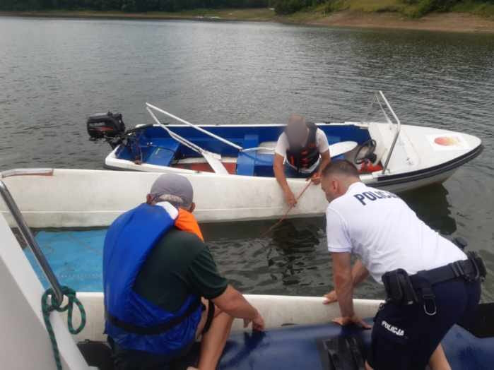 Wywrócony katamaran na jeziorze. Policjanci pomogli 66-letniemu sternikowi